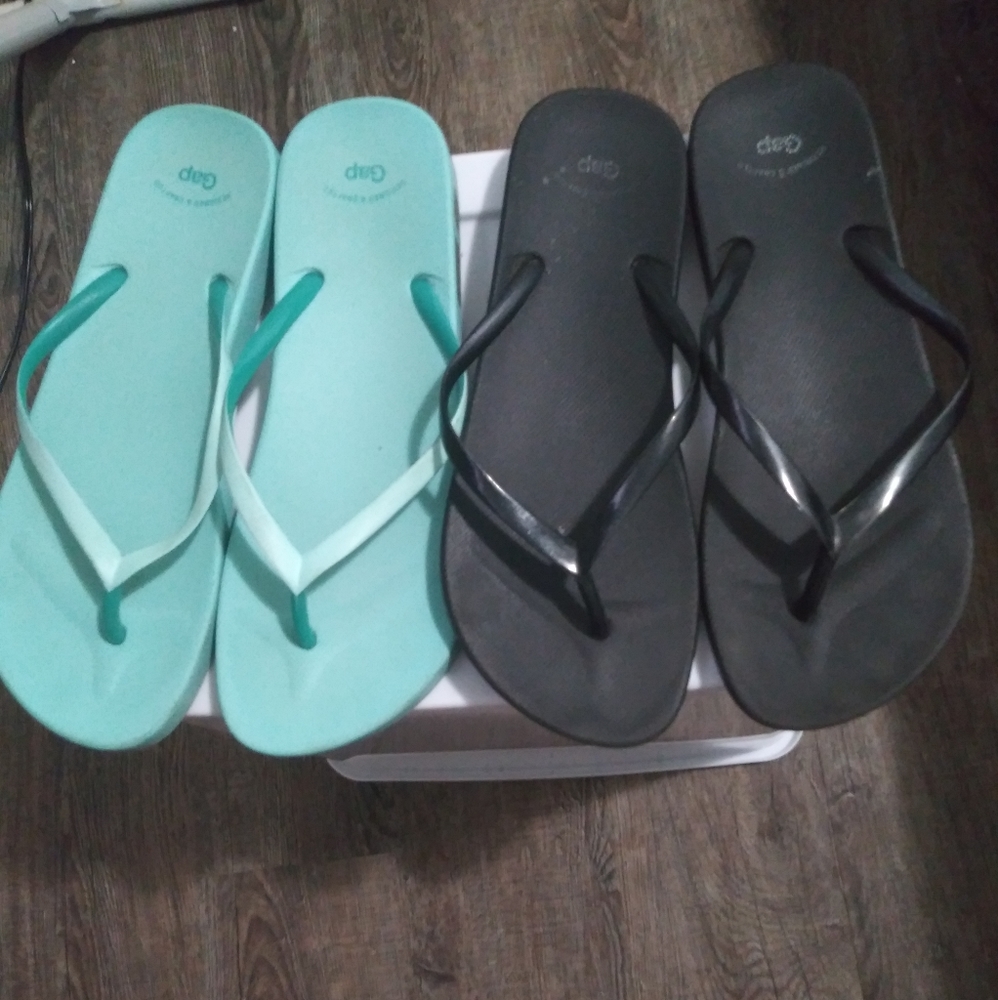 2/$5 Gap Woman's Flip Flops